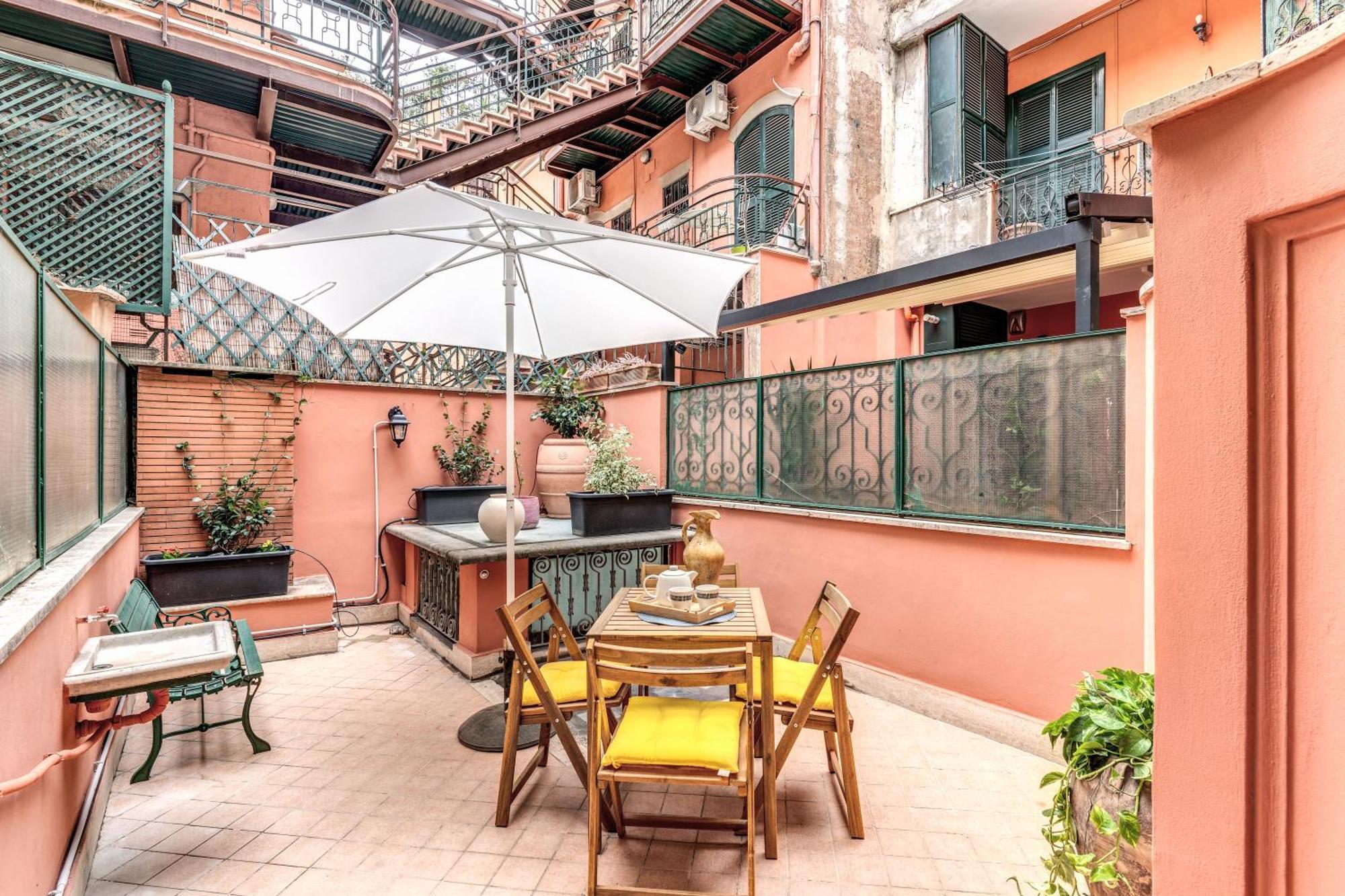 Elegant Behind The Colosseum Apartment Rom