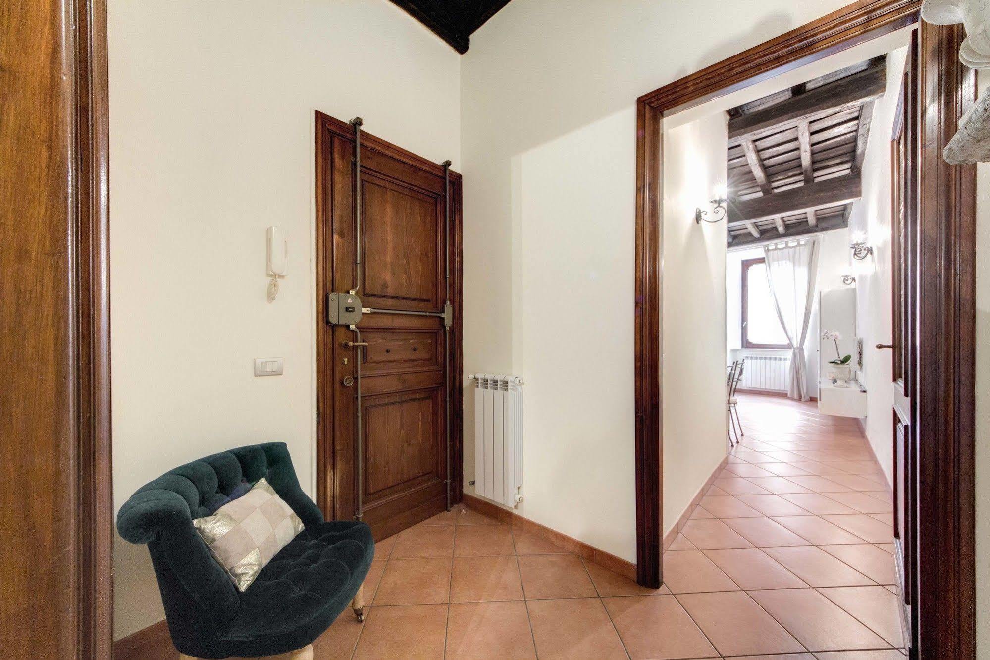 Elegant Behind The Colosseum Apartment Rom