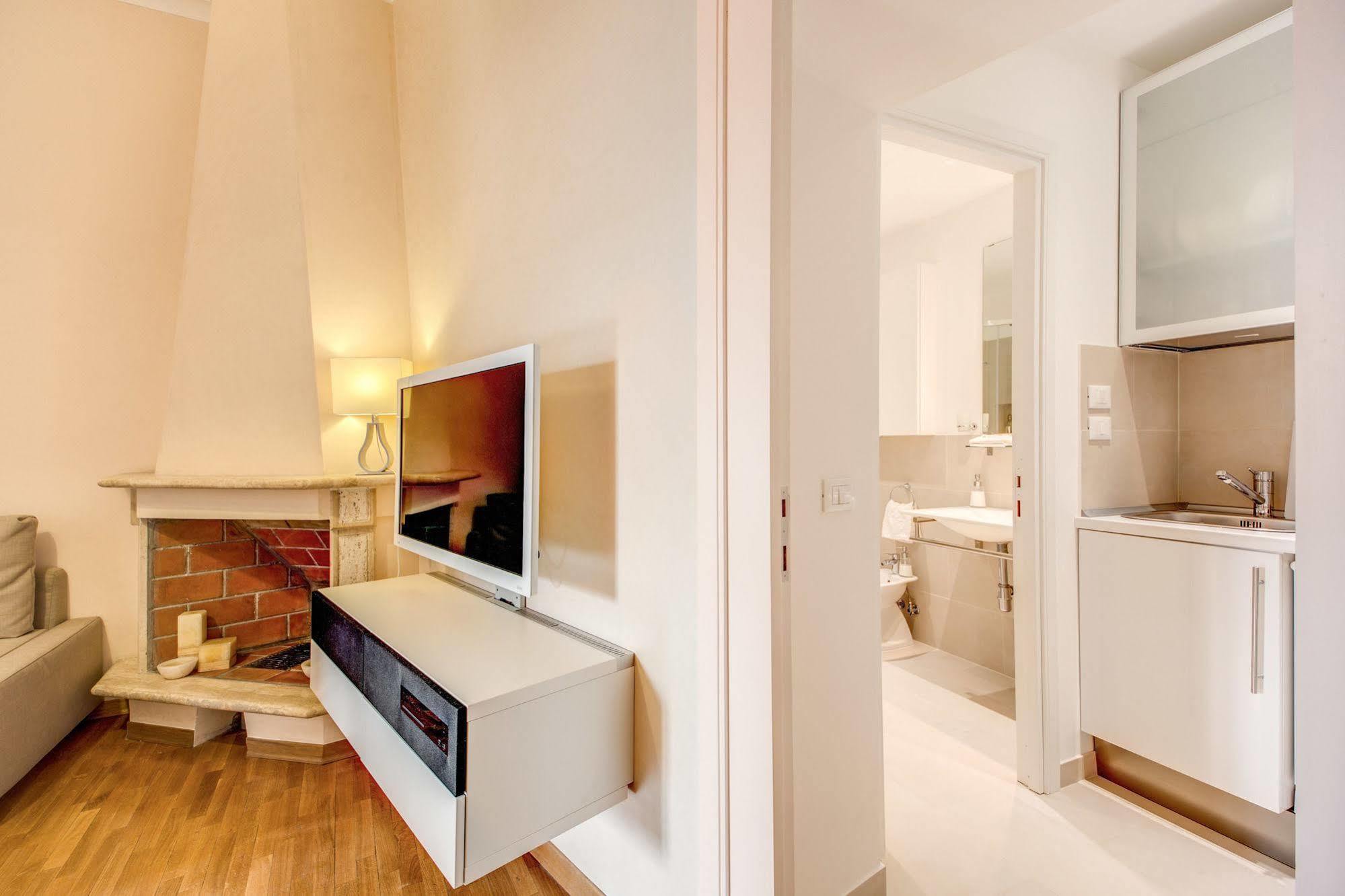 Elegant Behind The Colosseum Apartment Rom